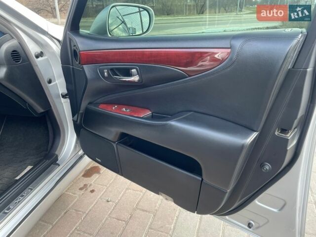 Серый Лексус ЛС, объемом двигателя 4.61 л и пробегом 200 тыс. км за 12500 $, фото 23 на Automoto.ua