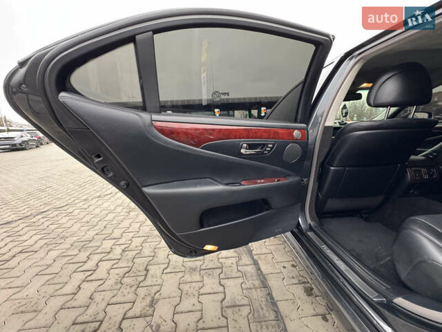 Серый Лексус ЛС, объемом двигателя 4.6 л и пробегом 116 тыс. км за 11700 $, фото 31 на Automoto.ua