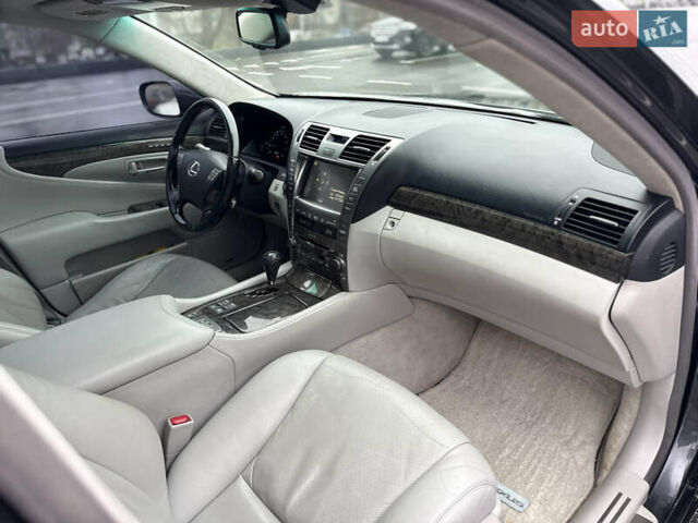Серый Лексус ЛС, объемом двигателя 4.6 л и пробегом 323 тыс. км за 10400 $, фото 22 на Automoto.ua