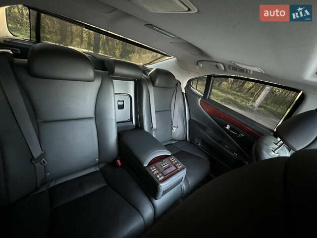 Серый Лексус ЛС, объемом двигателя 4.61 л и пробегом 238 тыс. км за 13000 $, фото 24 на Automoto.ua