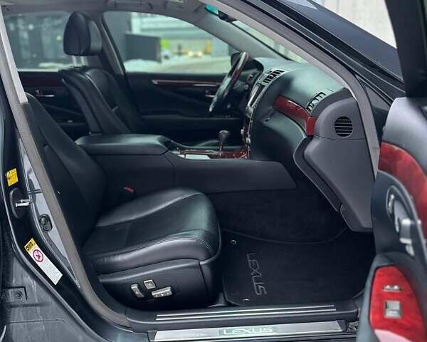 Серый Лексус ЛС, объемом двигателя 4.61 л и пробегом 193 тыс. км за 15500 $, фото 2 на Automoto.ua