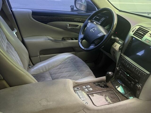 Серый Лексус ЛС, объемом двигателя 4.6 л и пробегом 260 тыс. км за 7900 $, фото 6 на Automoto.ua