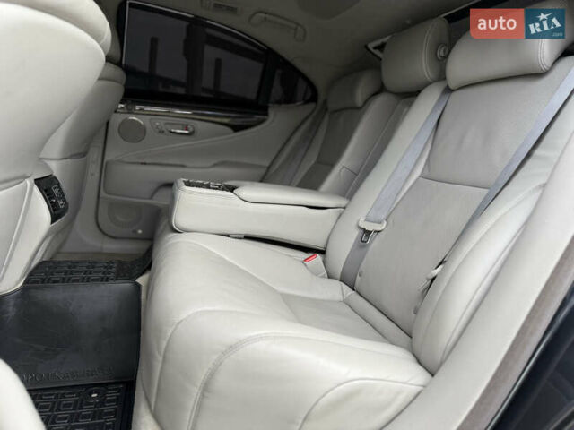 Серый Лексус ЛС, объемом двигателя 4.6 л и пробегом 212 тыс. км за 14990 $, фото 13 на Automoto.ua