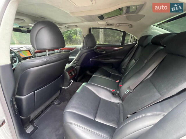 Серый Лексус ЛС, объемом двигателя 4.6 л и пробегом 145 тыс. км за 25000 $, фото 19 на Automoto.ua