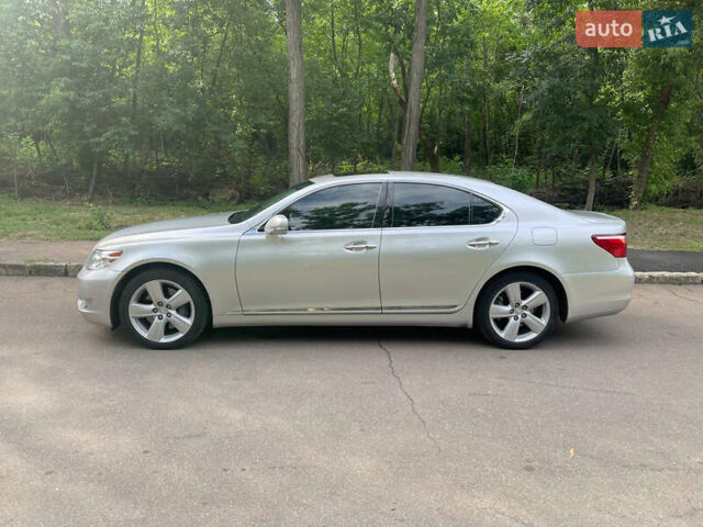 Серый Лексус ЛС, объемом двигателя 4.6 л и пробегом 145 тыс. км за 25000 $, фото 3 на Automoto.ua