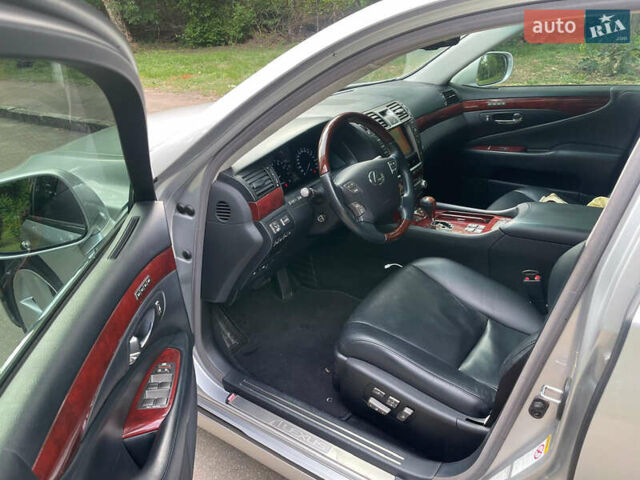 Серый Лексус ЛС, объемом двигателя 4.6 л и пробегом 145 тыс. км за 25000 $, фото 8 на Automoto.ua