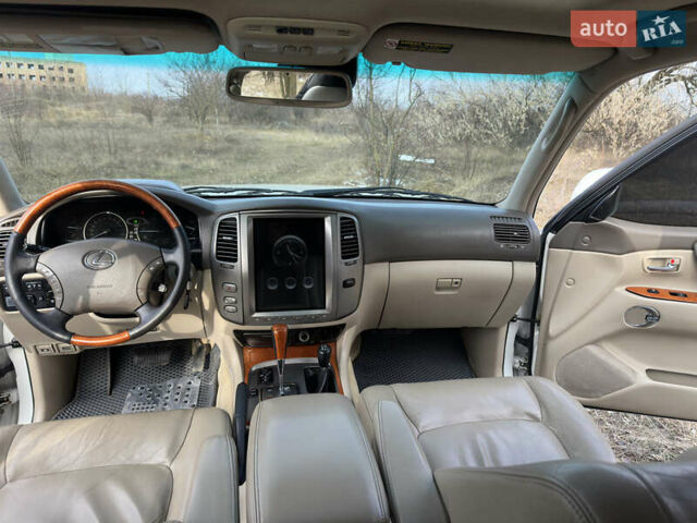 Белый Лексус ЛХ, объемом двигателя 4.7 л и пробегом 263 тыс. км за 15800 $, фото 4 на Automoto.ua