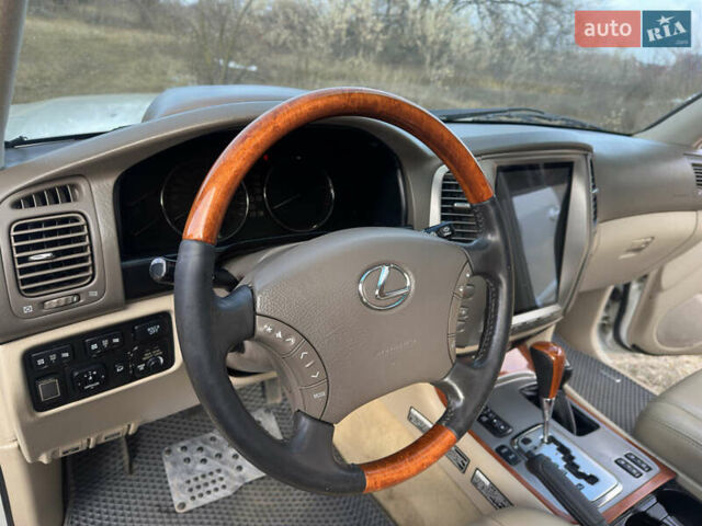 Белый Лексус ЛХ, объемом двигателя 4.7 л и пробегом 263 тыс. км за 15800 $, фото 3 на Automoto.ua