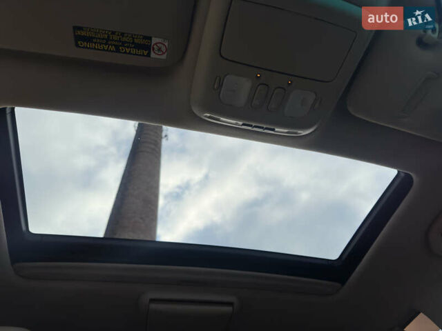 Белый Лексус ЛХ, объемом двигателя 4.7 л и пробегом 263 тыс. км за 15800 $, фото 1 на Automoto.ua