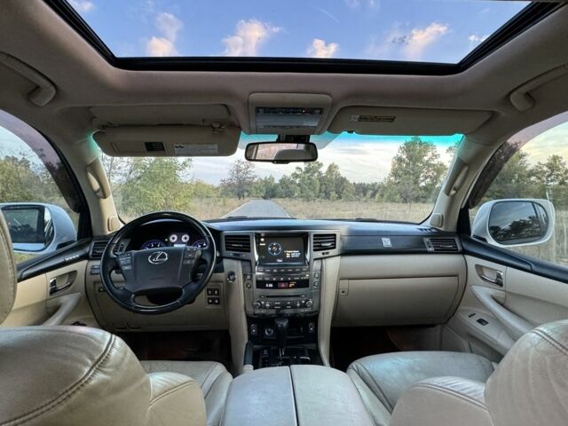 Белый Лексус ЛХ, объемом двигателя 0 л и пробегом 300 тыс. км за 17400 $, фото 4 на Automoto.ua