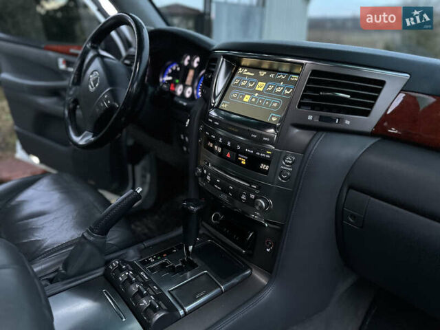 Белый Лексус ЛХ, объемом двигателя 5.7 л и пробегом 307 тыс. км за 20950 $, фото 16 на Automoto.ua