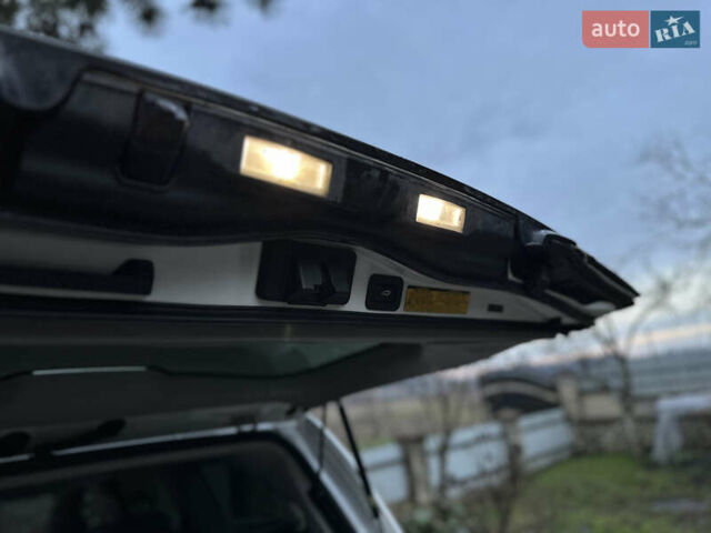 Белый Лексус ЛХ, объемом двигателя 5.7 л и пробегом 307 тыс. км за 20950 $, фото 17 на Automoto.ua