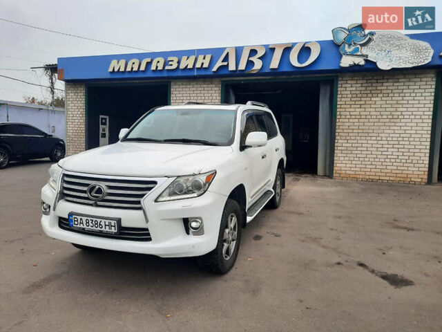 Белый Лексус ЛХ, объемом двигателя 5.66 л и пробегом 348 тыс. км за 16000 $, фото 2 на Automoto.ua