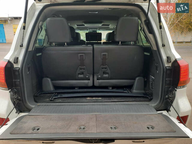 Белый Лексус ЛХ, объемом двигателя 5.66 л и пробегом 348 тыс. км за 16000 $, фото 8 на Automoto.ua