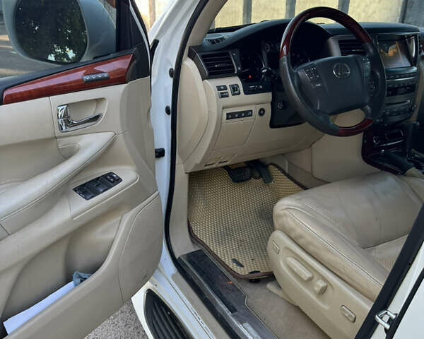 Білий Лексус ЛХ, об'ємом двигуна 5.66 л та пробігом 189 тис. км за 24000 $, фото 34 на Automoto.ua