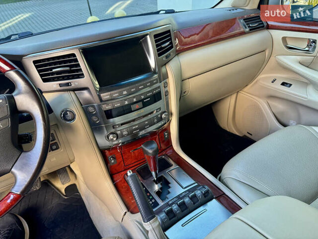 Білий Лексус ЛХ, об'ємом двигуна 5.66 л та пробігом 195 тис. км за 26500 $, фото 10 на Automoto.ua