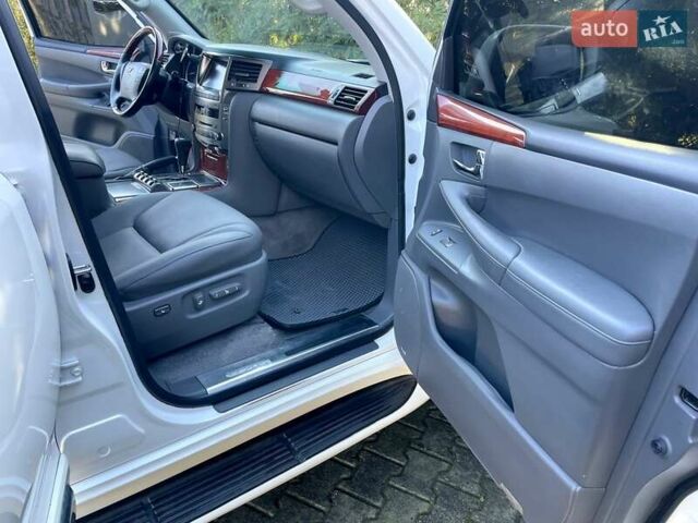 Білий Лексус ЛХ, об'ємом двигуна 5.66 л та пробігом 318 тис. км за 23500 $, фото 43 на Automoto.ua