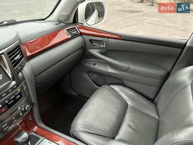 Белый Лексус ЛХ, объемом двигателя 5.66 л и пробегом 186 тыс. км за 24900 $, фото 47 на Automoto.ua