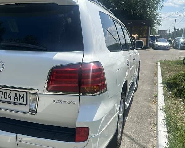 Лексус ЛХ 2008 в Днепре (Днепропетровске) на Automoto.ua Белый Лексус ЛХ, объемом двигателя 5.69 л и пробегом 260 тыс. км за 26000 $, фото 6 на Automoto.ua