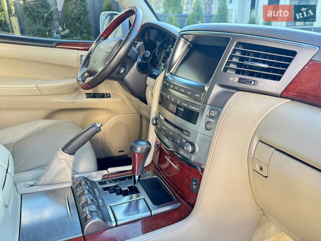 Білий Лексус ЛХ, об'ємом двигуна 5.66 л та пробігом 195 тис. км за 26500 $, фото 14 на Automoto.ua