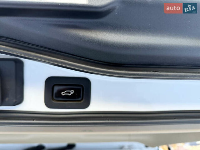 Білий Лексус ЛХ, об'ємом двигуна 5.7 л та пробігом 157 тис. км за 30900 $, фото 62 на Automoto.ua