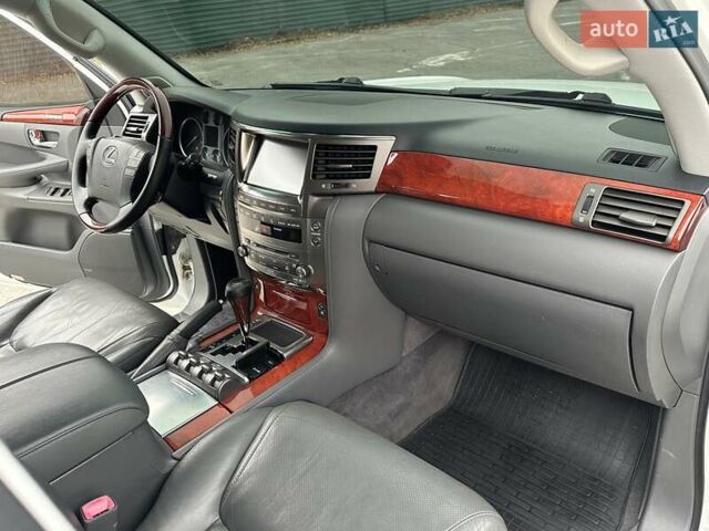 Белый Лексус ЛХ, объемом двигателя 5.66 л и пробегом 186 тыс. км за 24900 $, фото 42 на Automoto.ua