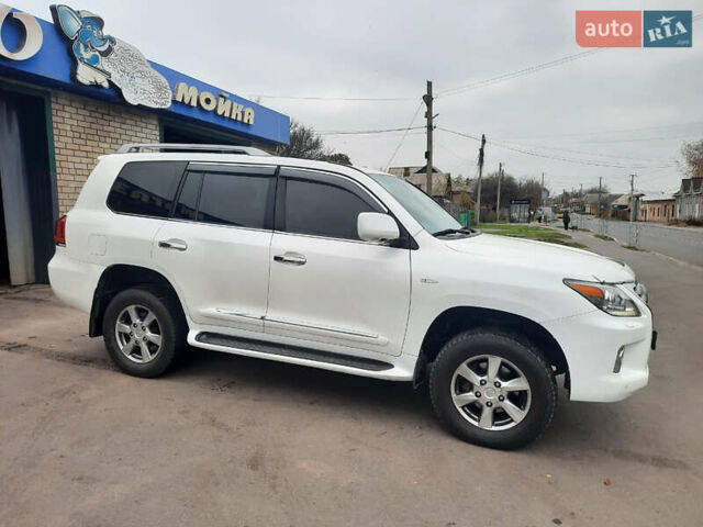 Белый Лексус ЛХ, объемом двигателя 5.66 л и пробегом 348 тыс. км за 16000 $, фото 4 на Automoto.ua