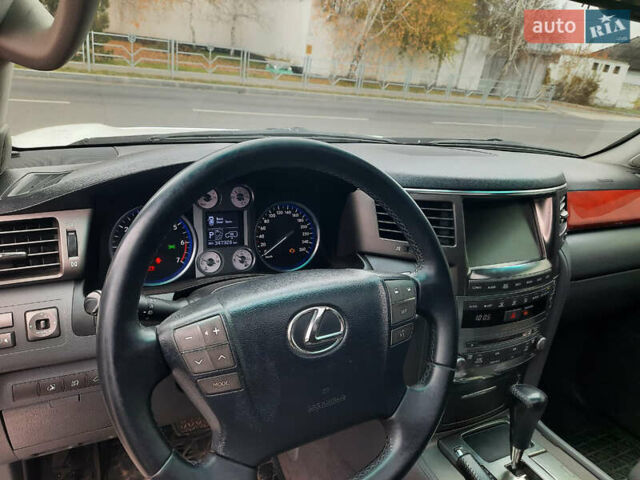 Белый Лексус ЛХ, объемом двигателя 5.66 л и пробегом 348 тыс. км за 16000 $, фото 13 на Automoto.ua