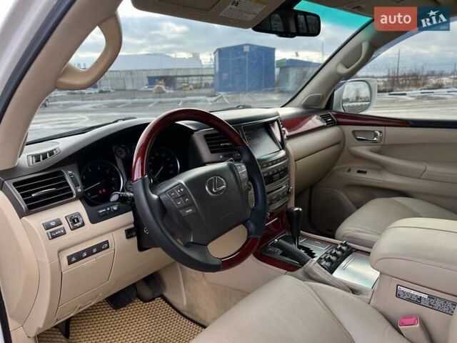 Белый Лексус ЛХ, объемом двигателя 5.66 л и пробегом 264 тыс. км за 23750 $, фото 19 на Automoto.ua