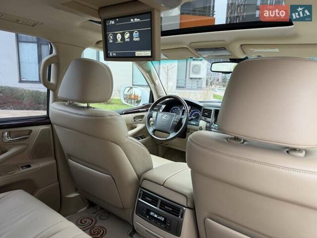 Белый Лексус ЛХ, объемом двигателя 5.66 л и пробегом 206 тыс. км за 25555 $, фото 3 на Automoto.ua