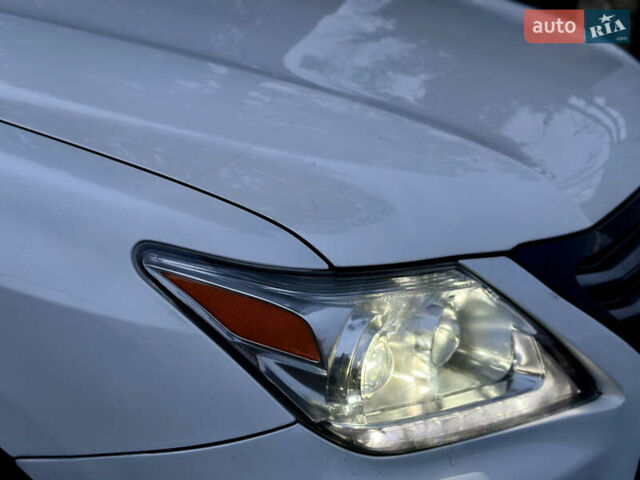 Белый Лексус ЛХ, объемом двигателя 5.7 л и пробегом 307 тыс. км за 20950 $, фото 4 на Automoto.ua