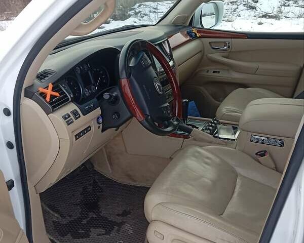 Белый Лексус ЛХ, объемом двигателя 5.66 л и пробегом 251 тыс. км за 22400 $, фото 6 на Automoto.ua
