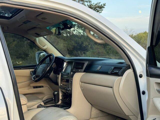 Белый Лексус ЛХ, объемом двигателя 0 л и пробегом 300 тыс. км за 17400 $, фото 5 на Automoto.ua