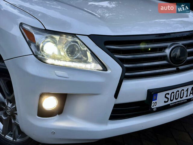 Белый Лексус ЛХ, объемом двигателя 5.7 л и пробегом 307 тыс. км за 20950 $, фото 3 на Automoto.ua