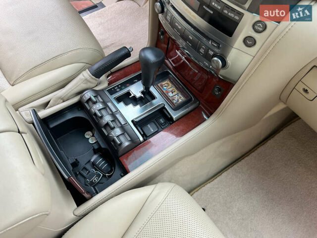 Белый Лексус ЛХ, объемом двигателя 5.66 л и пробегом 157 тыс. км за 29500 $, фото 54 на Automoto.ua