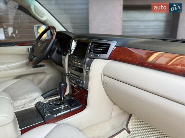 Белый Лексус ЛХ, объемом двигателя 5.66 л и пробегом 299 тыс. км за 22900 $, фото 28 на Automoto.ua