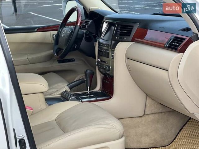 Белый Лексус ЛХ, объемом двигателя 5.66 л и пробегом 264 тыс. км за 23750 $, фото 23 на Automoto.ua