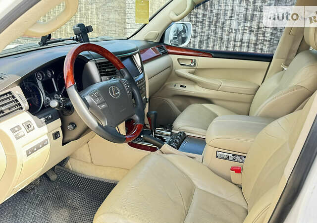 Білий Лексус ЛХ, об'ємом двигуна 5.7 л та пробігом 170 тис. км за 23000 $, фото 5 на Automoto.ua