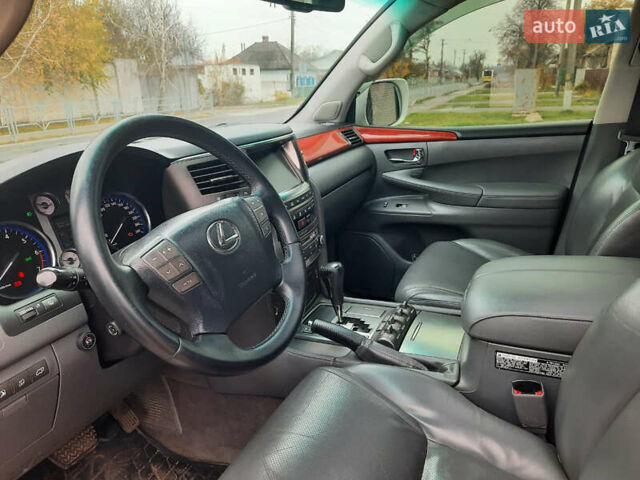 Белый Лексус ЛХ, объемом двигателя 5.66 л и пробегом 348 тыс. км за 16000 $, фото 11 на Automoto.ua
