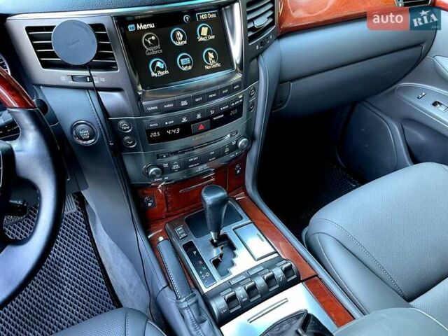 Білий Лексус ЛХ, об'ємом двигуна 5.66 л та пробігом 318 тис. км за 23500 $, фото 31 на Automoto.ua