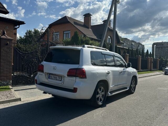 Белый Лексус ЛХ, объемом двигателя 5.7 л и пробегом 340 тыс. км за 16000 $, фото 1 на Automoto.ua