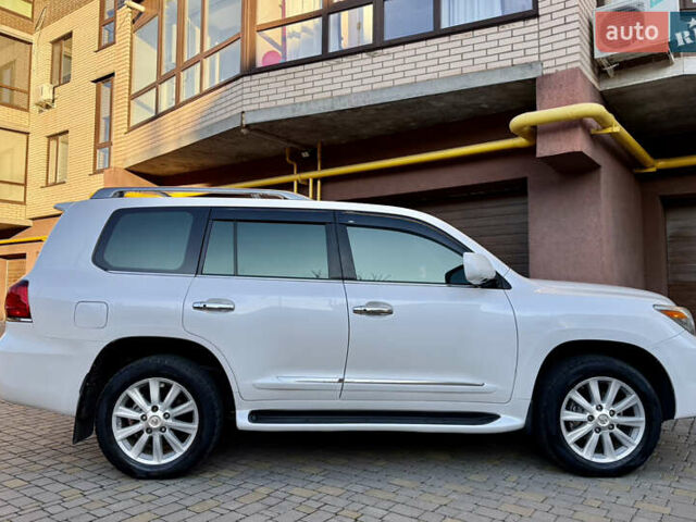 Белый Лексус ЛХ, объемом двигателя 5.66 л и пробегом 299 тыс. км за 22900 $, фото 6 на Automoto.ua