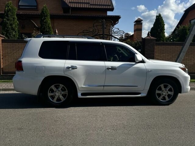 Белый Лексус ЛХ, объемом двигателя 5.7 л и пробегом 340 тыс. км за 16000 $, фото 3 на Automoto.ua