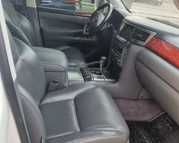 Білий Лексус ЛХ, об'ємом двигуна 5.7 л та пробігом 300 тис. км за 20000 $, фото 3 на Automoto.ua