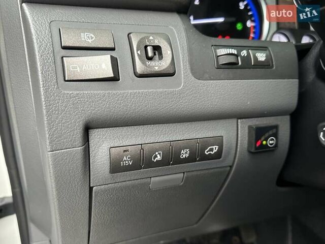 Белый Лексус ЛХ, объемом двигателя 5.66 л и пробегом 186 тыс. км за 24900 $, фото 45 на Automoto.ua