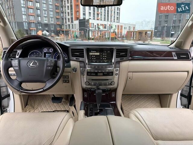 Белый Лексус ЛХ, объемом двигателя 5.66 л и пробегом 206 тыс. км за 25555 $, фото 20 на Automoto.ua