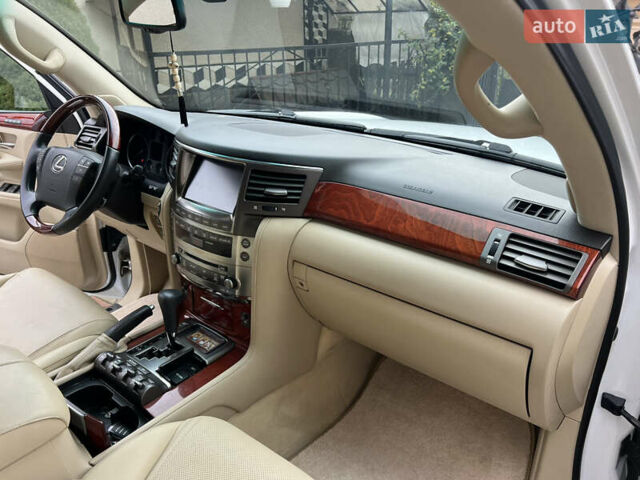 Белый Лексус ЛХ, объемом двигателя 5.66 л и пробегом 157 тыс. км за 29500 $, фото 55 на Automoto.ua