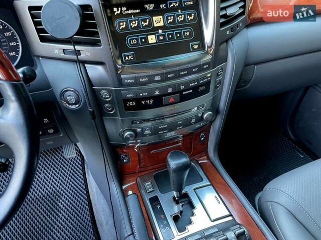 Білий Лексус ЛХ, об'ємом двигуна 5.66 л та пробігом 318 тис. км за 23500 $, фото 28 на Automoto.ua