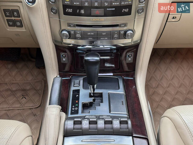 Білий Лексус ЛХ, об'ємом двигуна 5.7 л та пробігом 268 тис. км за 24000 $, фото 25 на Automoto.ua