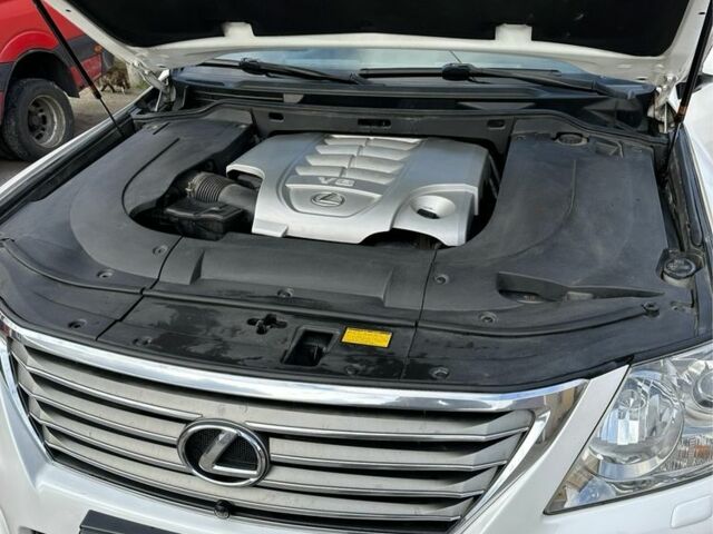 Білий Лексус ЛХ, об'ємом двигуна 5.7 л та пробігом 212 тис. км за 25000 $, фото 7 на Automoto.ua